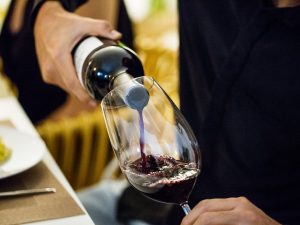 Cuáles son los vinos especiales para brindar junto a los amigos en su día