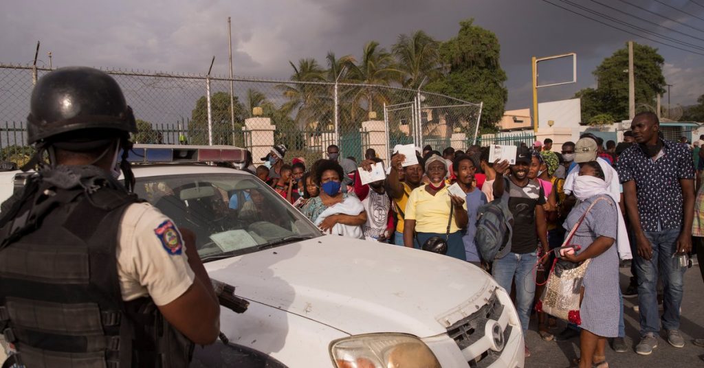 Cientos de haitianos se congregan en la embajada de EEUU para pedir un visado