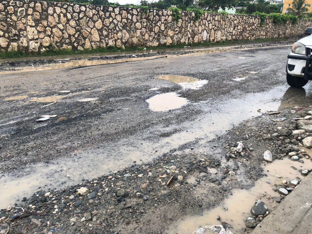 Residentes de Arroyo Bonito en Manoguayabo exigen terminación de arreglo de calle principal