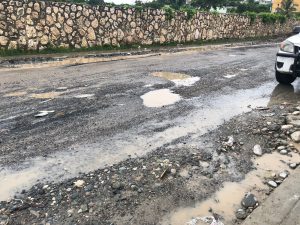 Residentes de Arroyo Bonito en Manoguayabo exigen terminación de arreglo de calle principal
