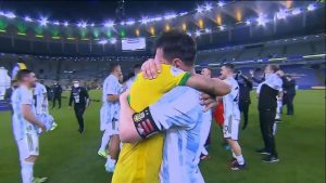 Emotivo festejo de Messi tras ganar la Copa América: el gesto especial del plantel y el abrazo con Neymar