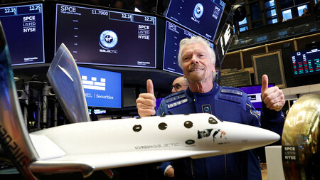 Richard Branson vuela a bordo de un avión de Virgin Galactic hacia el espacio