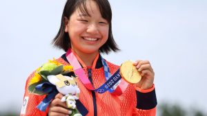 Japonesa gana la medalla de oro de 'skateboarding' con solo 13 años