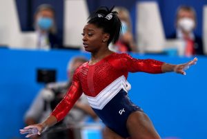 Simone Biles dice dejó la final de gimnasia por problemas mentales