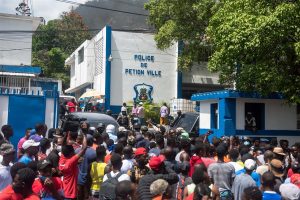 Turba de haitianos captura a dos extranjeros