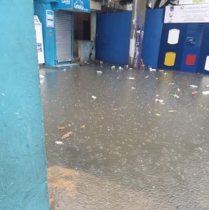 Moradores de Los Praditos denuncian inundaciones por lluvias: demandan arreglo de alcantarillas