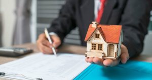 Lleva 20 años viviendo gratis sin pagar la hipoteca de su casa y el gobierno no logra desalojarlo