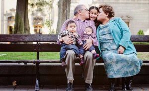 Hoy se celebró el día de los abuelos, el eslabón más débil durante la pandemia