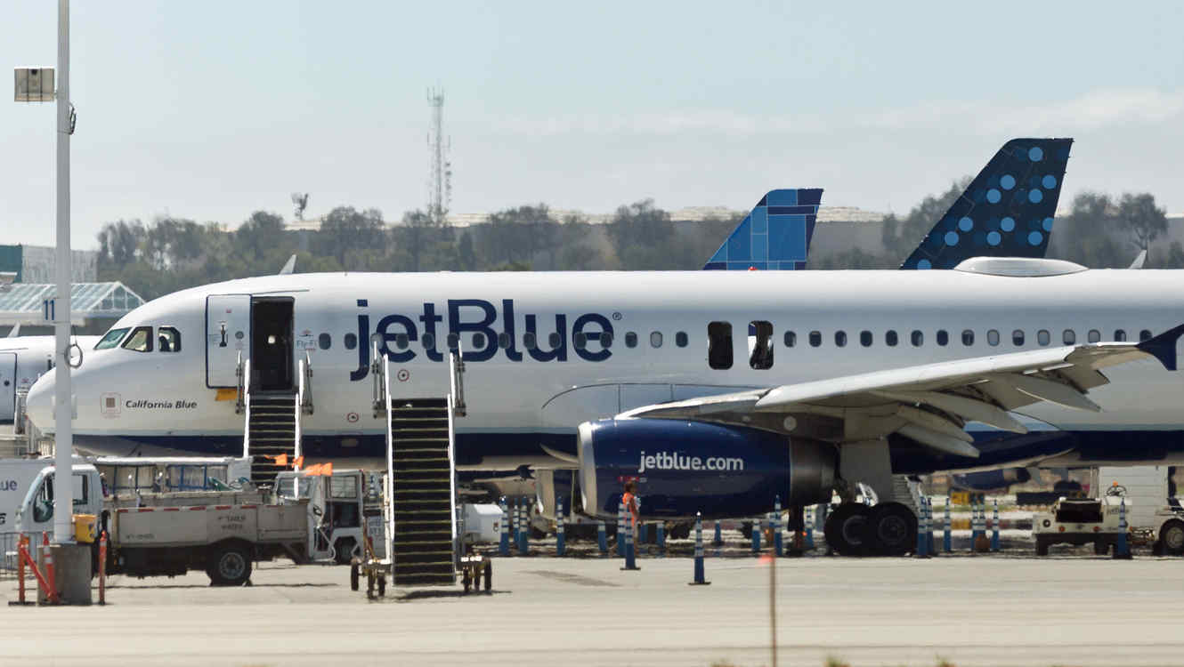 JetBlue lanza vuelos en oferta en medio de la polémica
