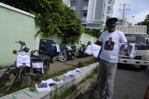 Hombre honra a Johnny Ventura con ventas de camisetas