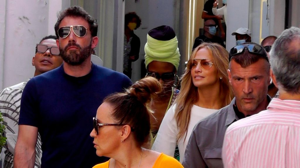 Jennifer Lopez y Ben Affleck pasean de la mano por la isla de Capri