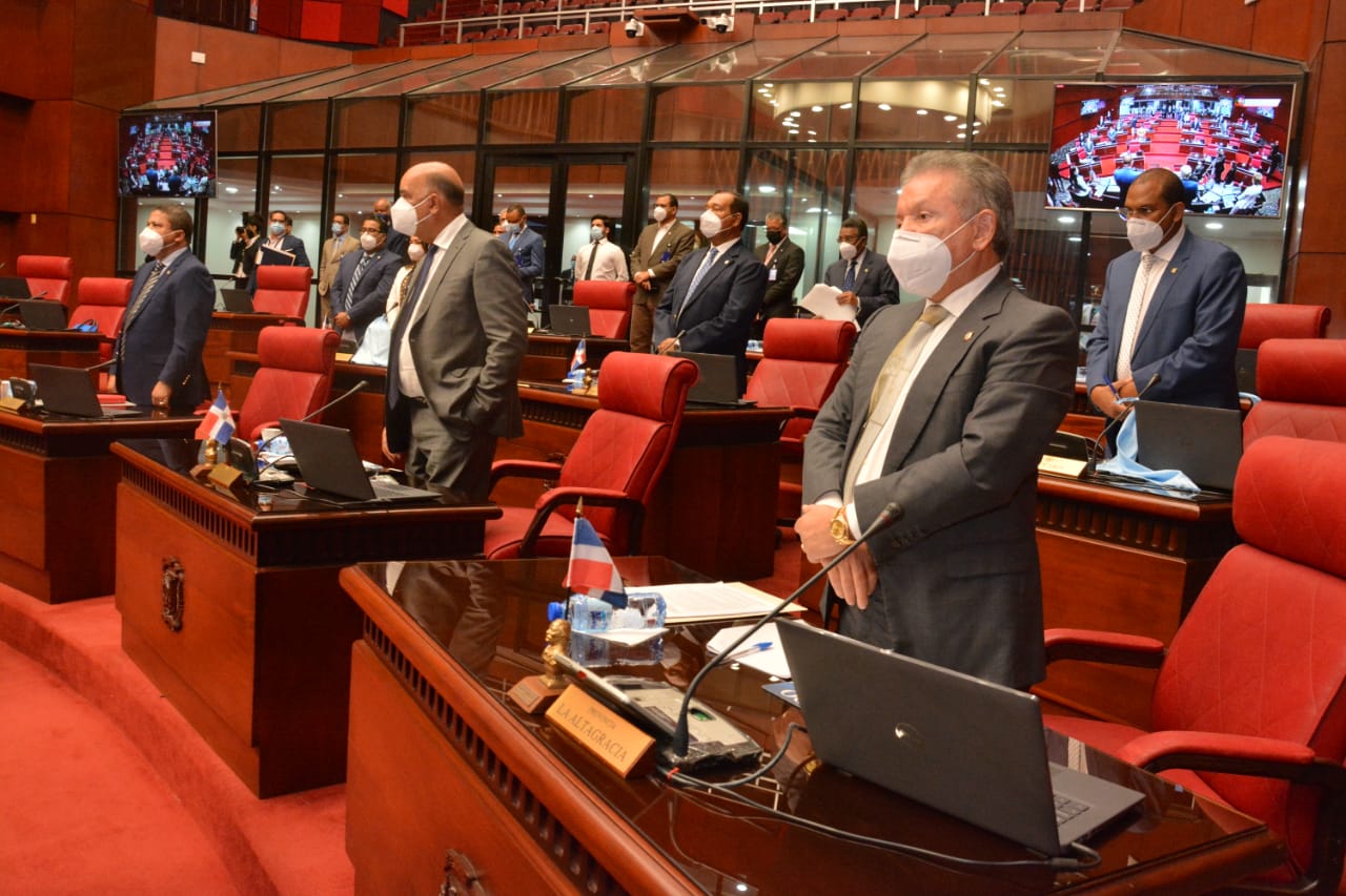 El Senado aprueba reconocimientos póstumos para el Dr. Tirso Mejía Ricart y el locutor Willie Rodríguez