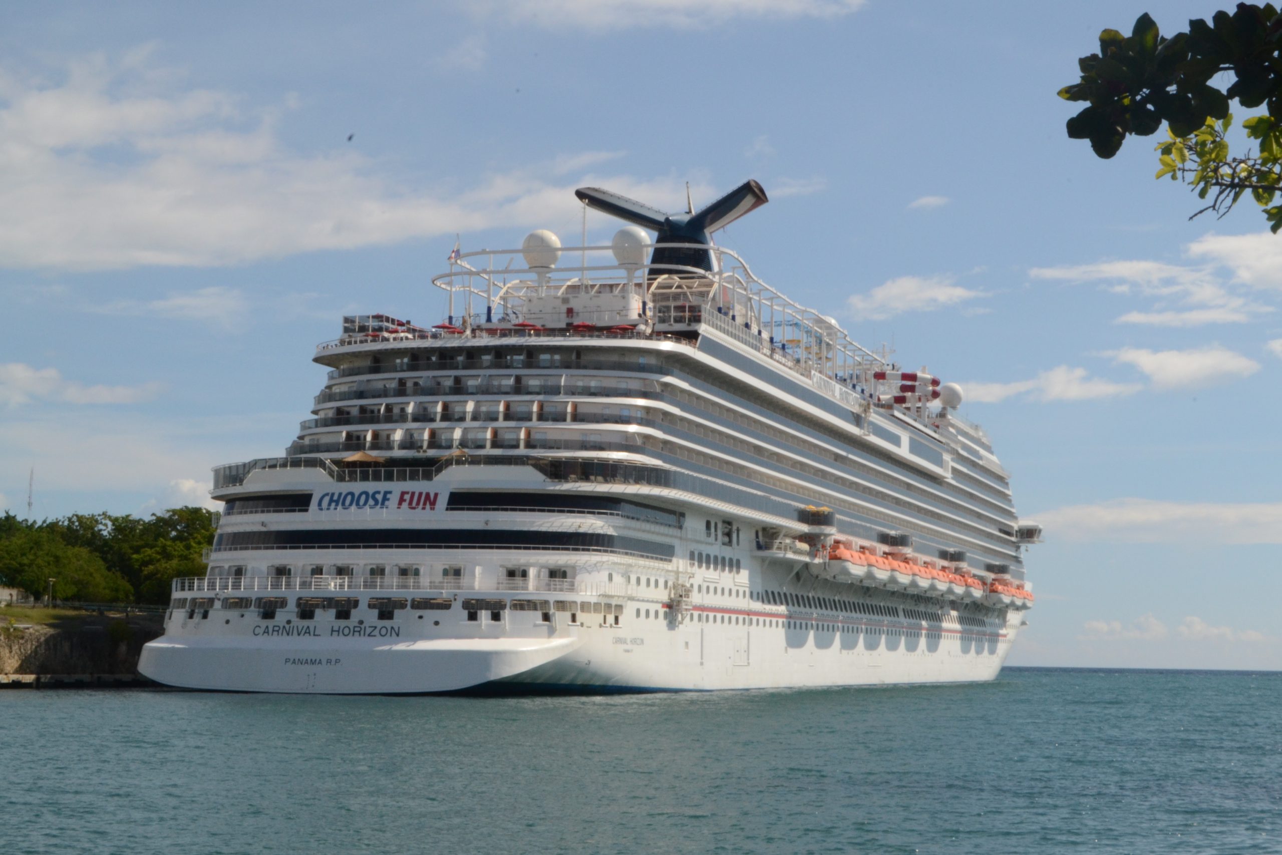 Llega crucero a puerto turístico de La Romana con 2,650 turistas y 1391 tripulantes