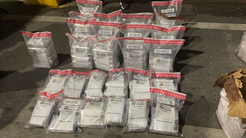 Apresan tres y ocupan 100 paquetes de presunta cocaína en puerto de Haina