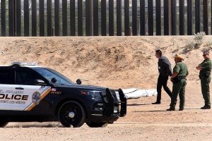 Mexicano muere al intentar escalar la valla fronteriza en Texas