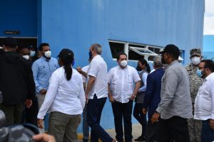 Abinader y ministro de Salud supervisan proceso de vacunación en municipio de la provincia La Vega