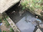 Moradores de Villa Mella imploran al alcalde saneamiento de cañada