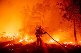 El mayor incendio activo en EE.UU. supera las 80.000 hectáreas calcinadas