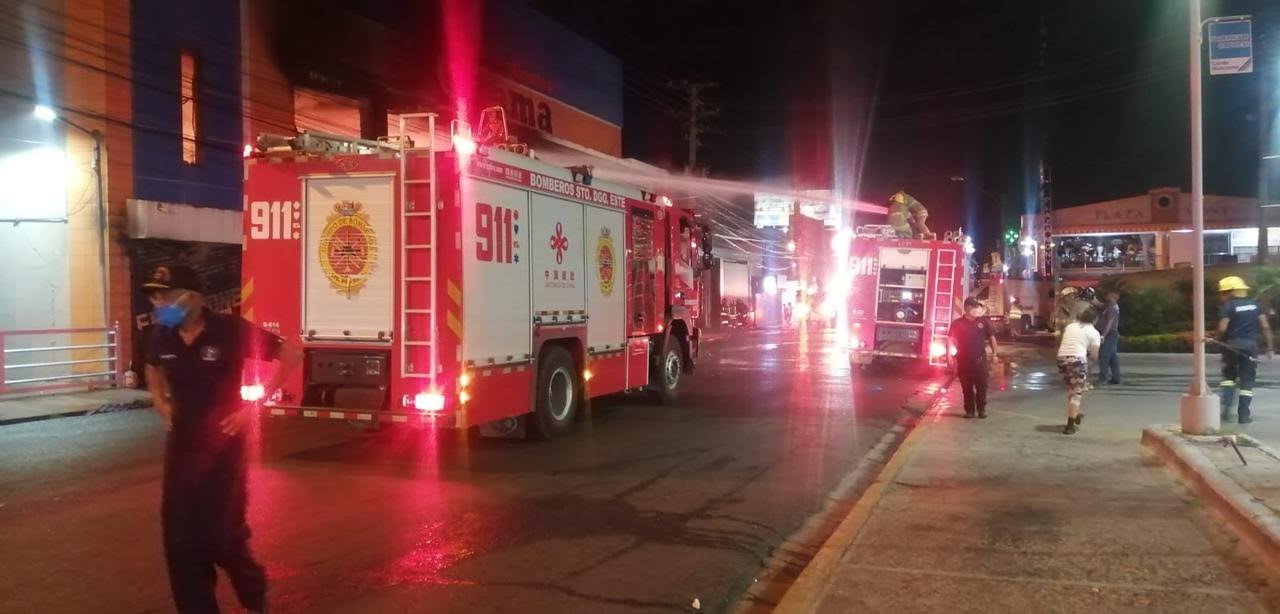 911 informa que fue extinguido incendio de una ferretería en SDE