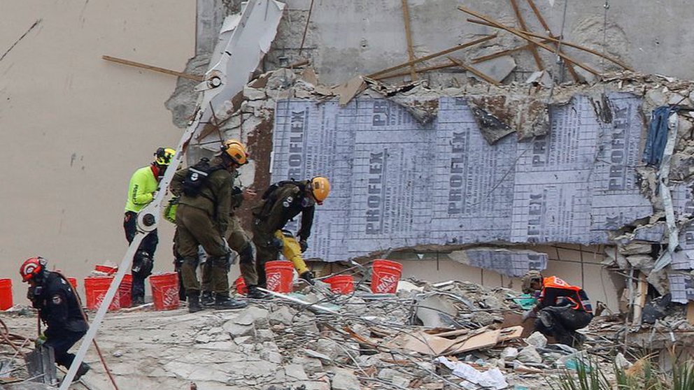 Trabajadores de emergencia realizan la búsqueda y esfuerzos de rescate cerca de Miami Beach (Foto: REUTERS/Joe Skipper)