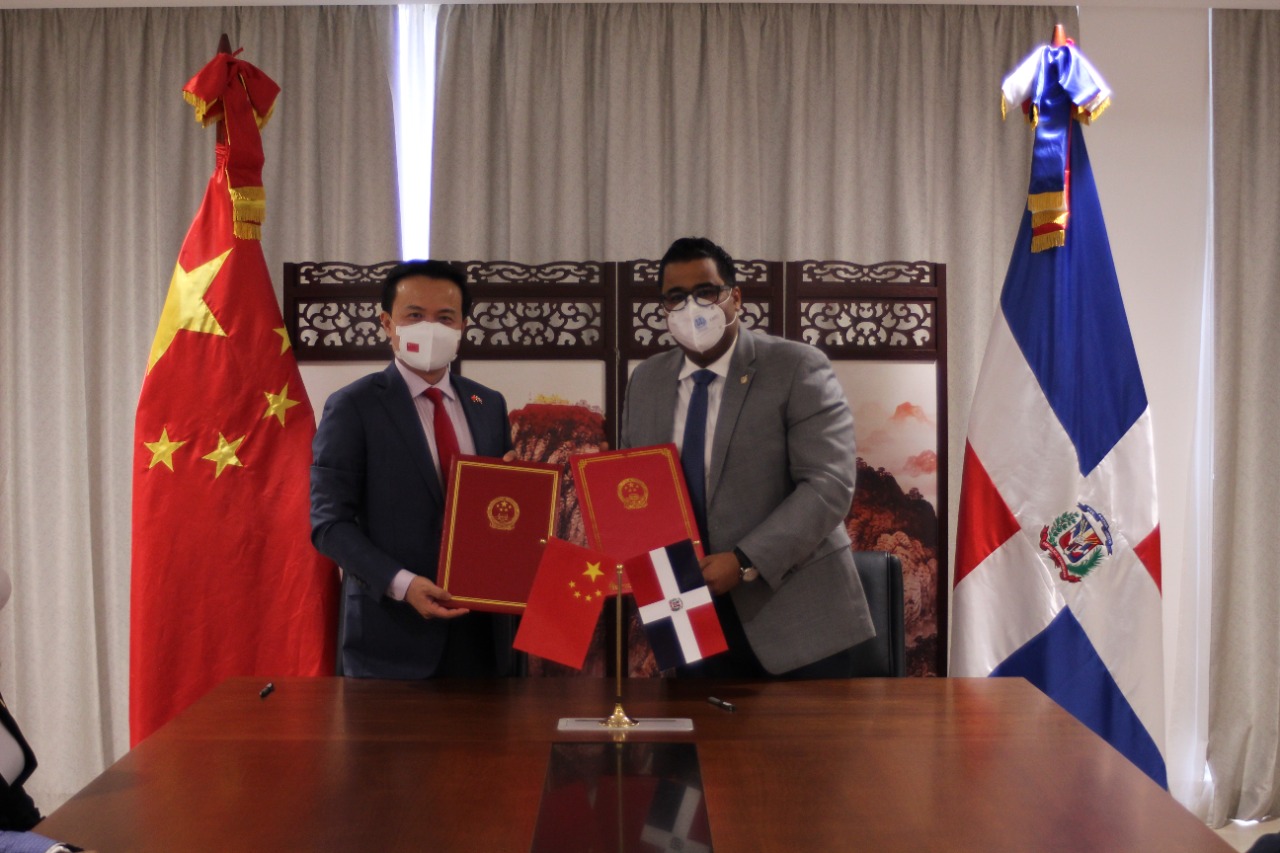 Embajada de China dona USD$20,000 a la Provincia San Cristóbal, para la promoción del juego de ajedrez