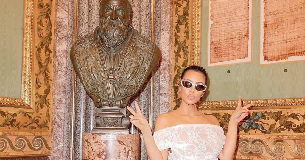 El particular look de Kim Kardashian para visitar el Vaticano que causó revuelo en las redes sociales