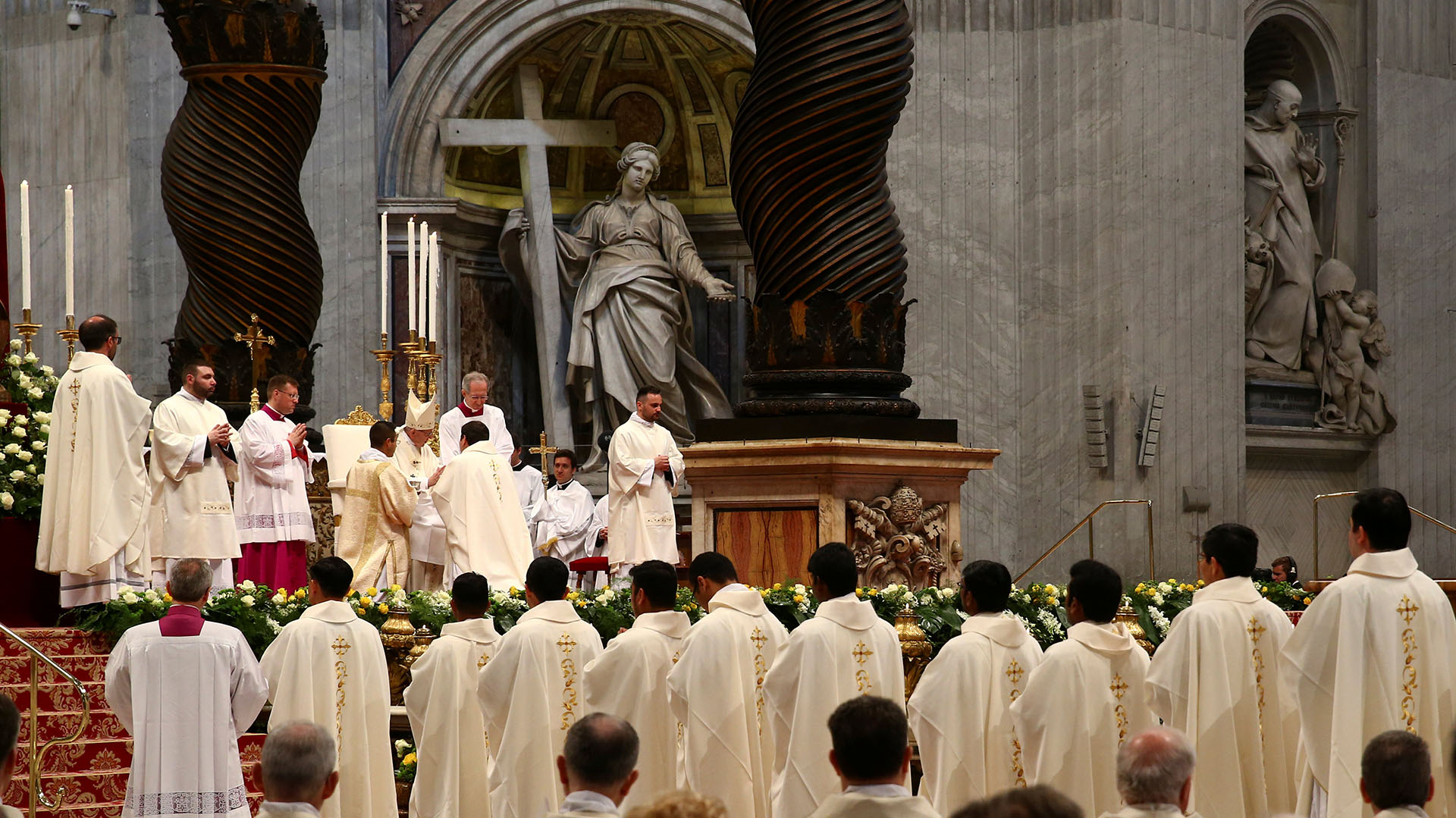 Jerarcas del Vaticano ayudaron a un hombre acusado de abuso sexual a convertirse en sacerdote