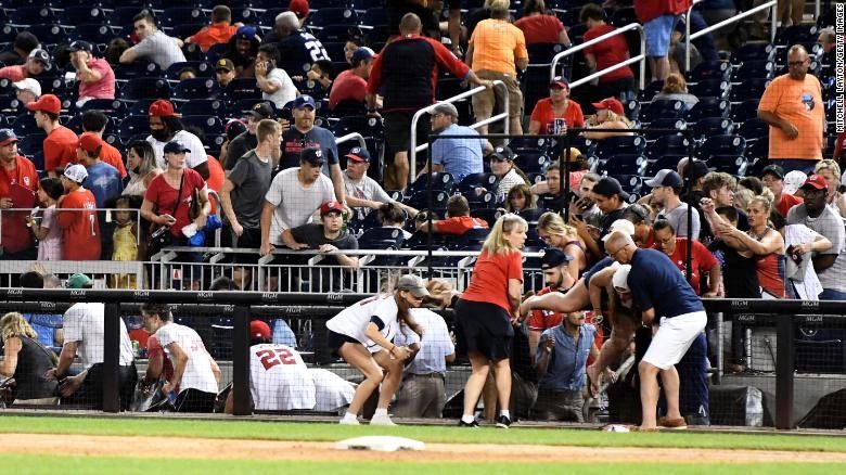 Al menos 4 personas resultaron heridas en un tiroteo fuera del estadio Nationals Park en Washington