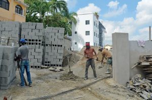 Saluda medidas del gobierno para enfrentar alzas precios materiales de construcción