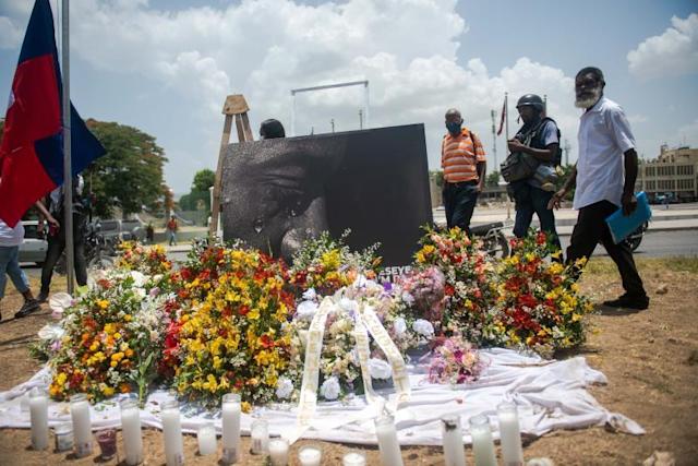 Partidarios de Moise hacen una ofrenda floral una semana después de su muerte