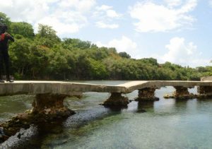 Puente Río Salado a punto de colapsar en La Romana