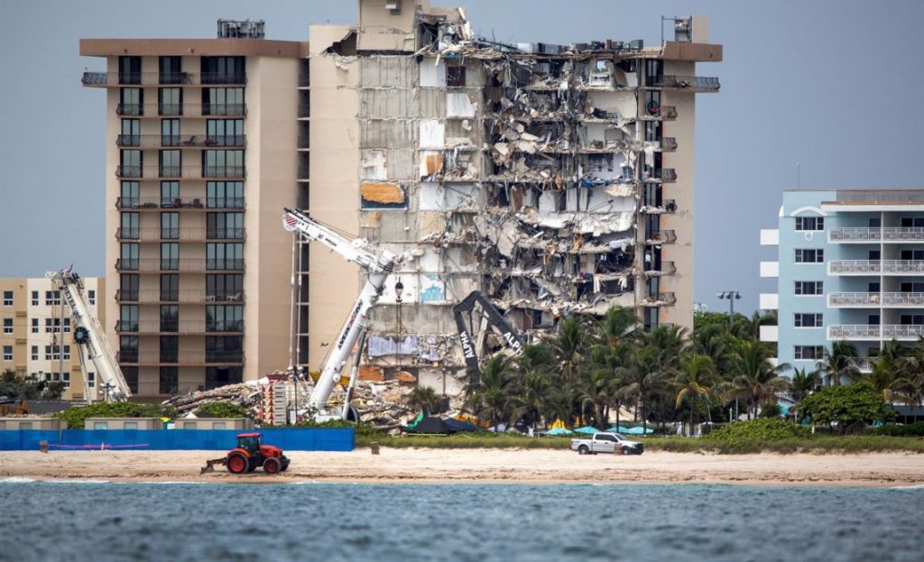 Se reanudan las operaciones de búsqueda en edificio derrumbado de Miami-Dade