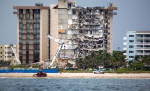 Se reanudan las operaciones de búsqueda en edificio derrumbado de Miami-Dade