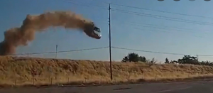 Conducía en una carretera y filmó el escalofriante momento en que otro automóvil apareció volando