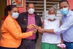 Alcaldía de SDN entrega vivienda a anciana de 82 años que quedó a la intemperie tras incendio