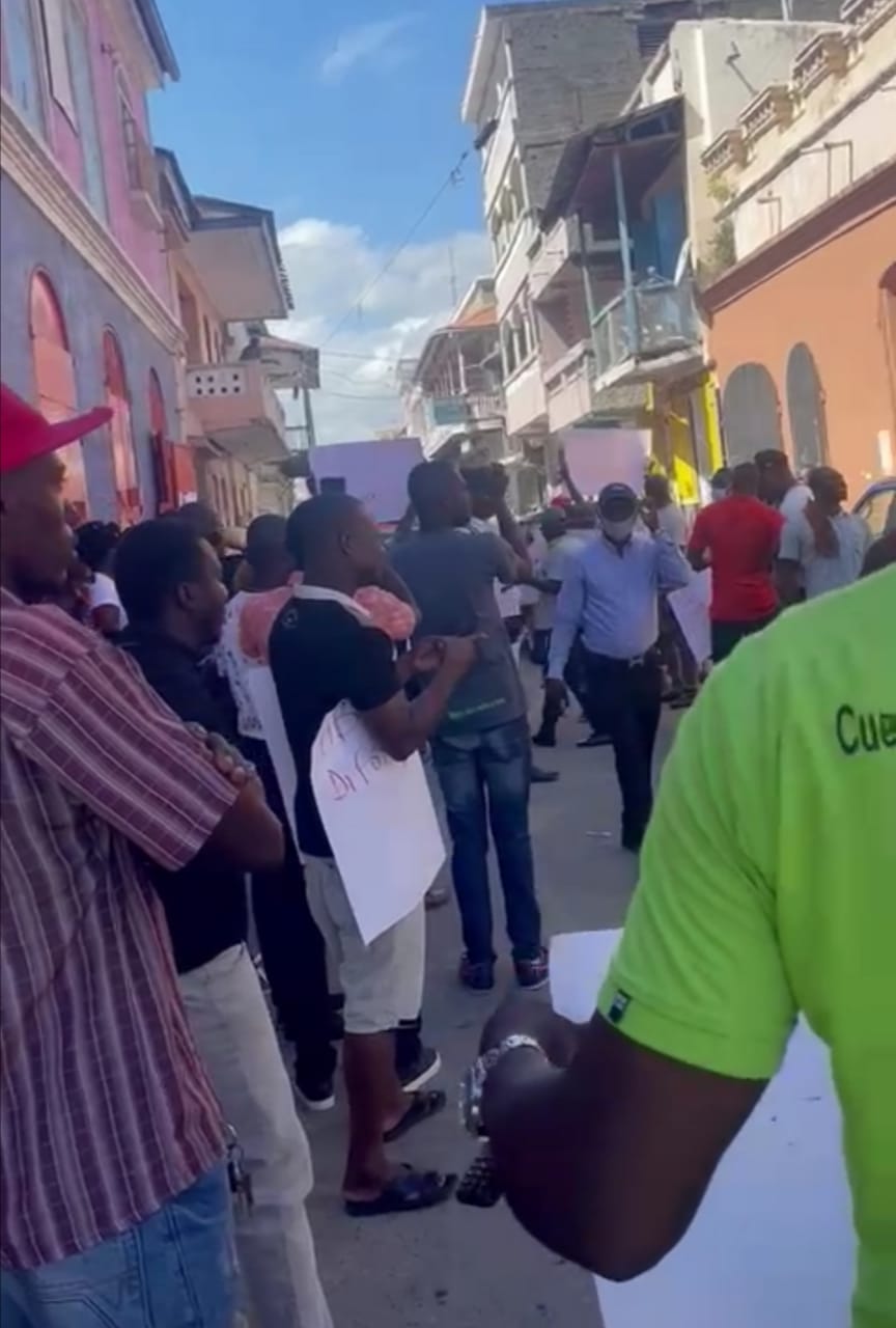 Haitianos protestan contra negociado de visas en el consulado dominicano en Cabo haitiano