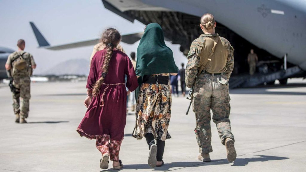 El tiempo se agota para miles de afganos que quieren huir de los talibanes