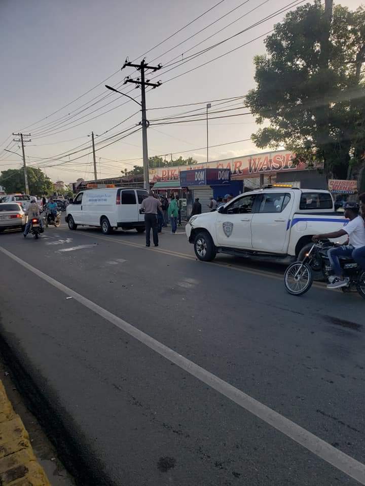 Mueren dos jóvenes y una mujer resulta herida