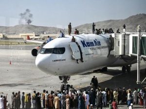 EEUU controla el aeropuerto de Kabul y los talibanes sus inmediaciones