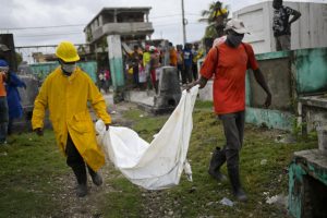 Los hospitales haitianos siguen recibiendo heridos del terremoto del sábado