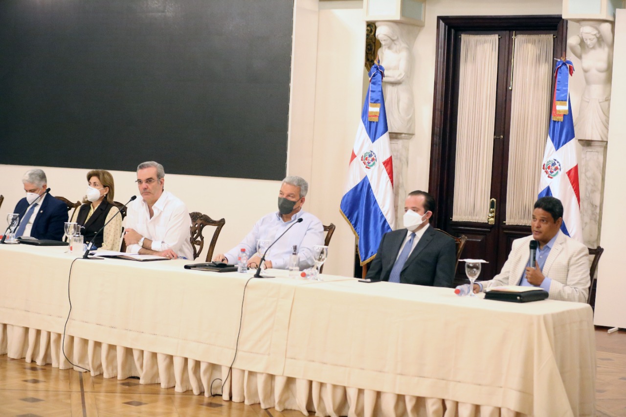 Abinader se reúne con ministros y directores generales del Gobierno