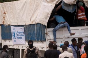 Saquean cuatro camiones que transportaban ayuda en una carretera de Haití
