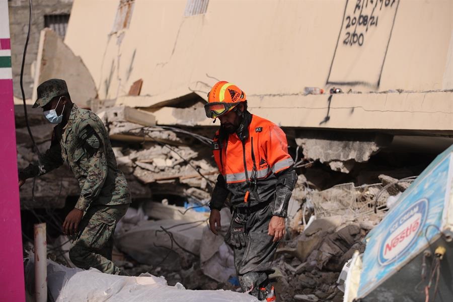 Los topos mexicanos buscan a supervivientes del sismo de Haití con un escáner