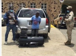 Cesfront detiene haitiano y le decomisa droga que trató de introducir al país por Dajabòn