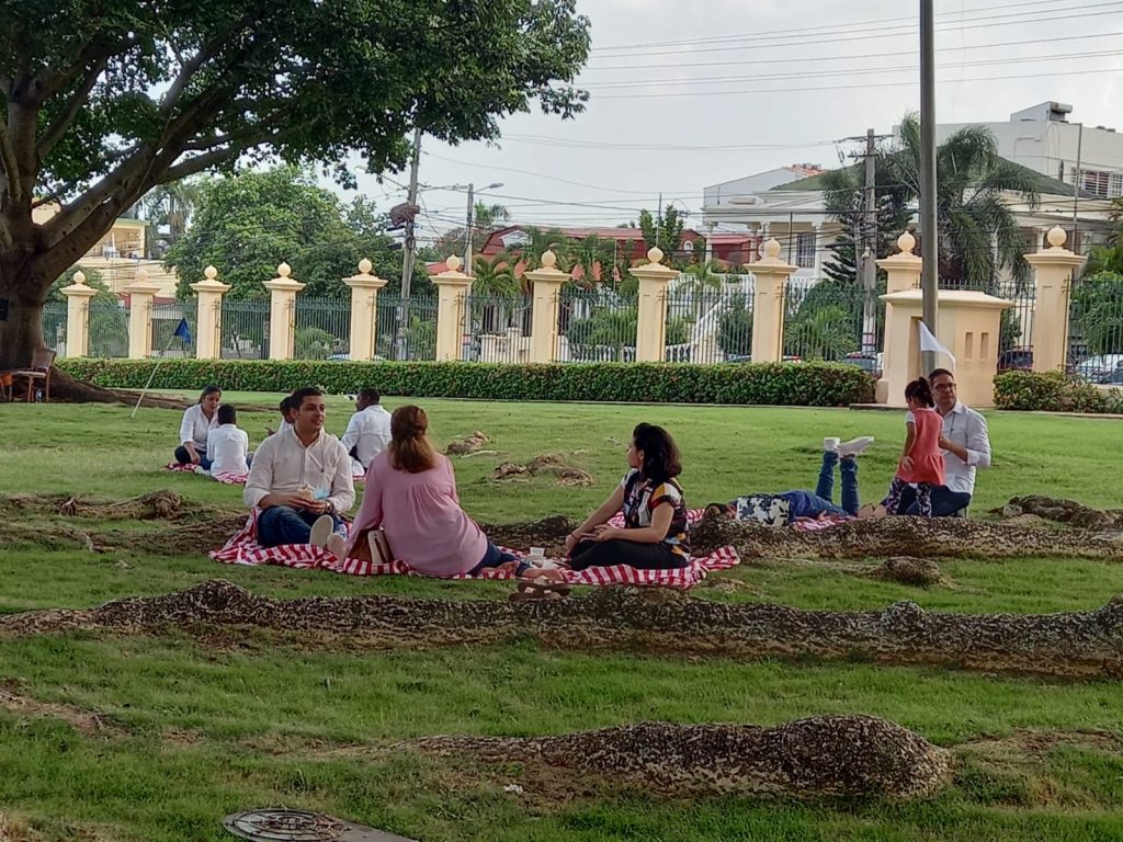 Decenas de familias y amigos pasan tarde de picnic en el jardín del Palacio Nacional Foto: Johnny Rostetan