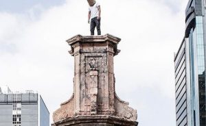 Artista interviene estatua Colón en México en protesta contra colonialismo