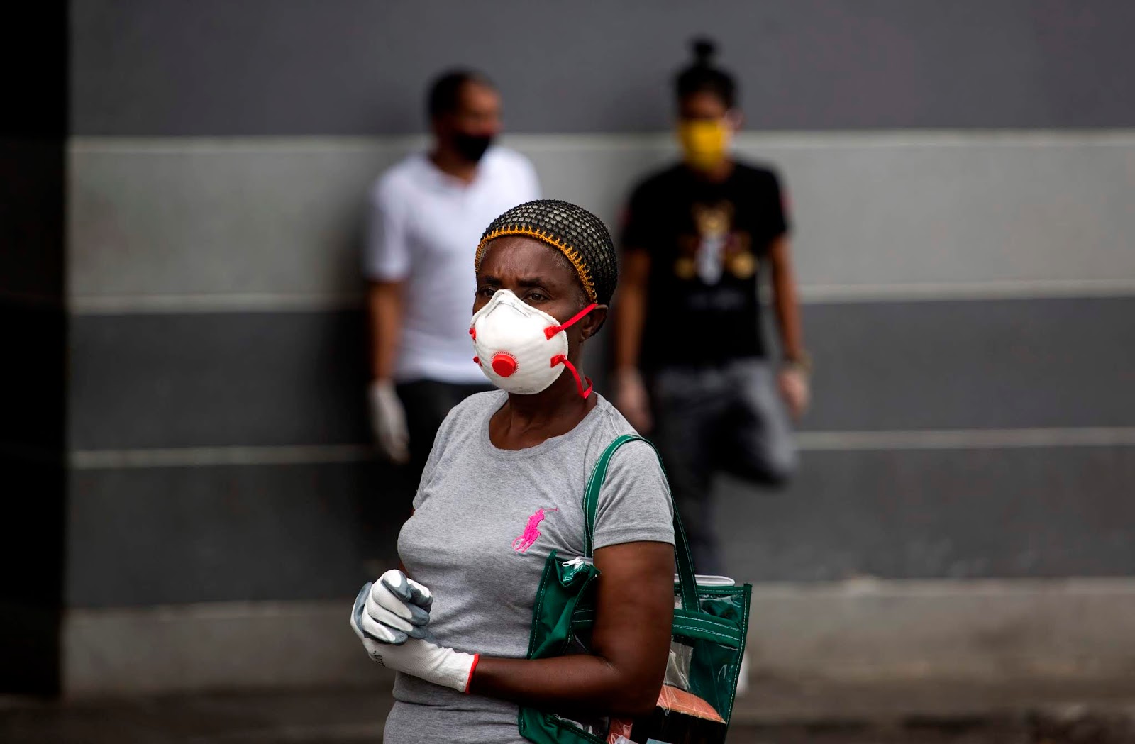 Tendremos que usar la mascarilla "un poquito más" , según Raquel Peña FOTO: Mujer usa mascarilla en lugar público, (CNN)
