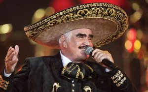 Vicente Fernández sigue en terapia intensiva y es alimentado por una sonda