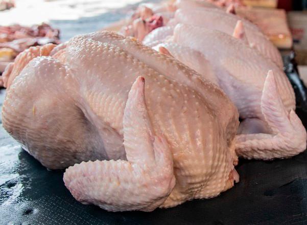 Usuarios de supermercados se quejan por el alto costo del pollo