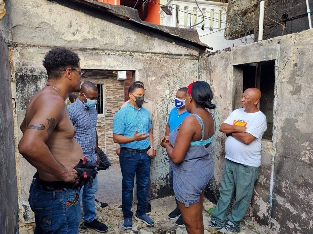 Diputado Elías Matos auxilia a familia que perdió su casa por un incendio